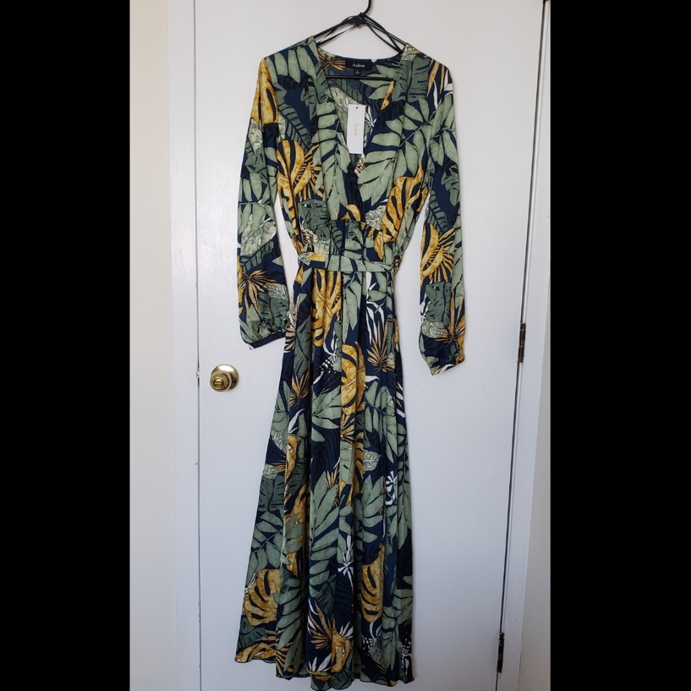 NWT Aakaa Floral Maxi Dress